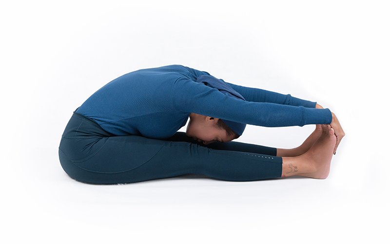 حرکت خم به جلو نشسته (Paschimottanasana)