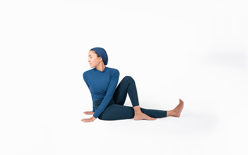 پیچش نشسته ستون فقرات (Ardha Matsyendrasana)