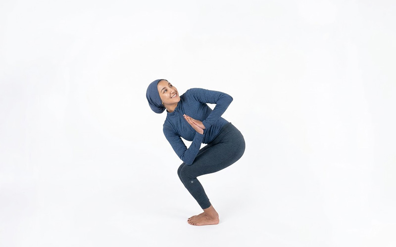 ۹. صندلی چرخیده (Parivrtta Utkatasana)